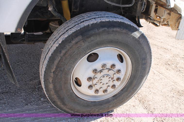 image for item J1318 2002 International 7400 bucket truck