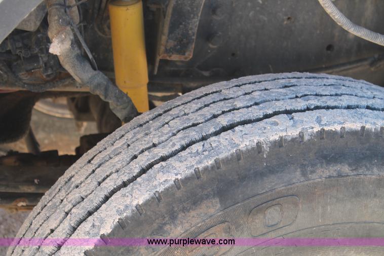 image for item J1318 2002 International 7400 bucket truck