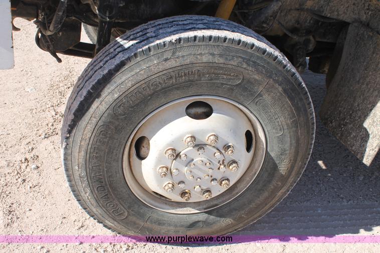 image for item J1318 2002 International 7400 bucket truck