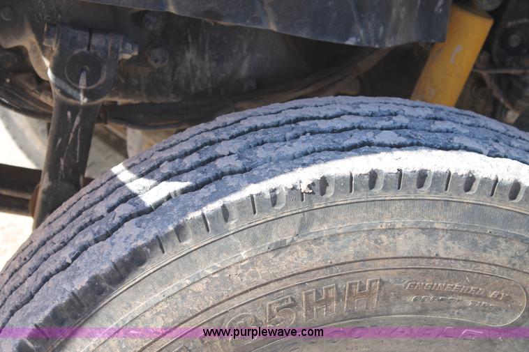 image for item J1318 2002 International 7400 bucket truck