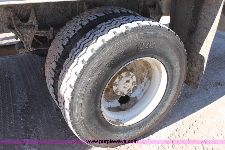 image for item J1318 2002 International 7400 bucket truck