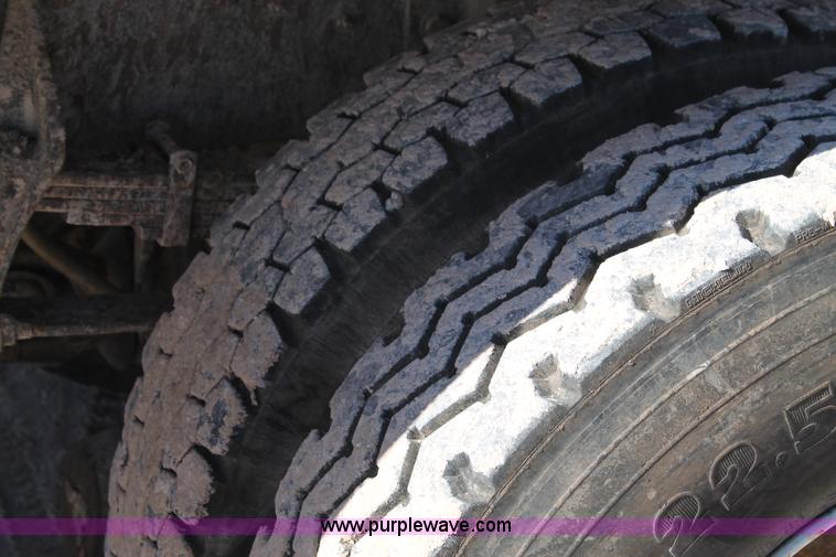 image for item J1318 2002 International 7400 bucket truck