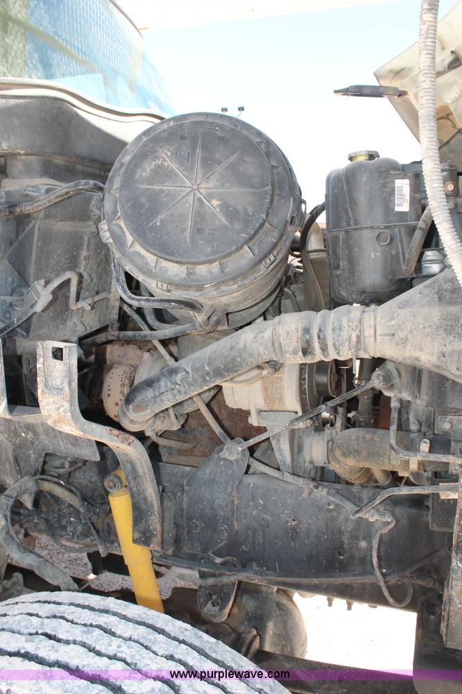 image for item J1318 2002 International 7400 bucket truck