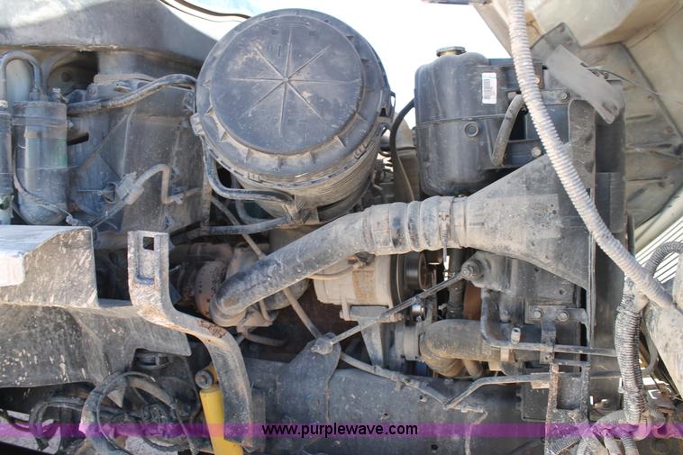 image for item J1318 2002 International 7400 bucket truck