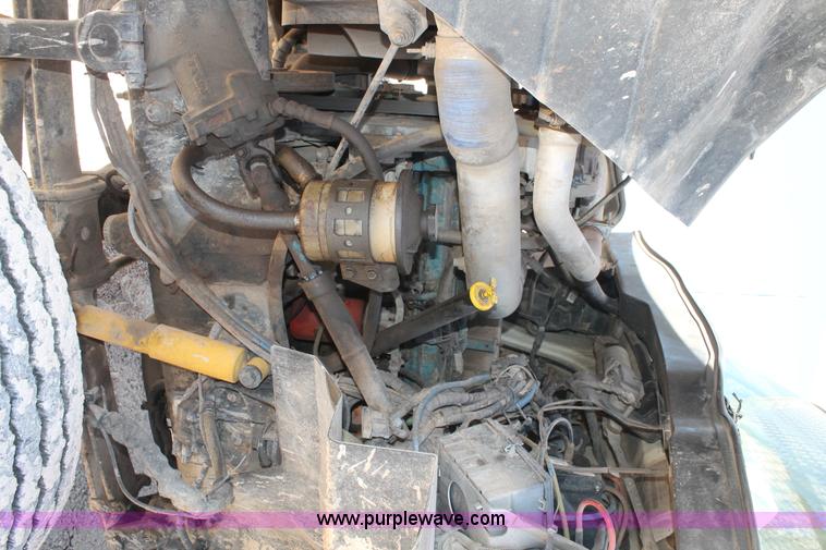 image for item J1318 2002 International 7400 bucket truck