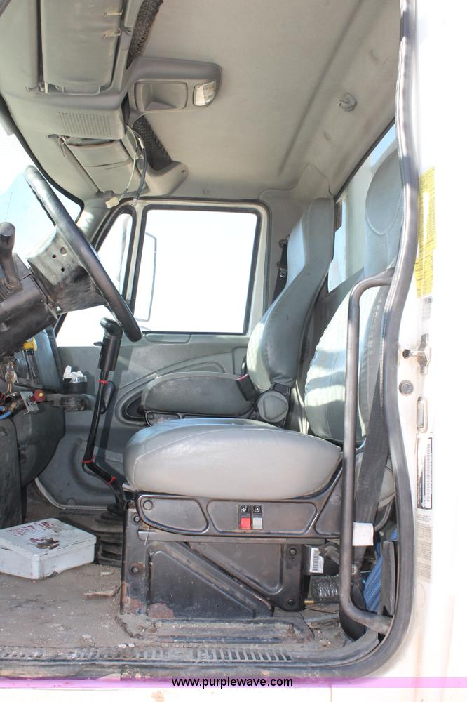 image for item J1318 2002 International 7400 bucket truck