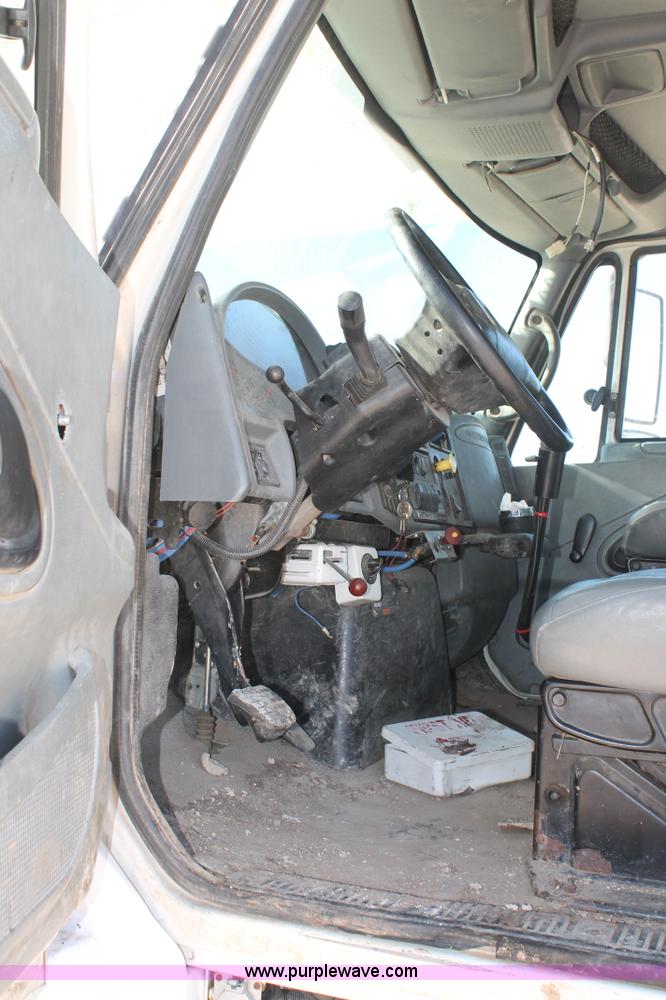 image for item J1318 2002 International 7400 bucket truck