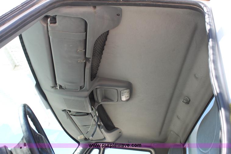 image for item J1318 2002 International 7400 bucket truck