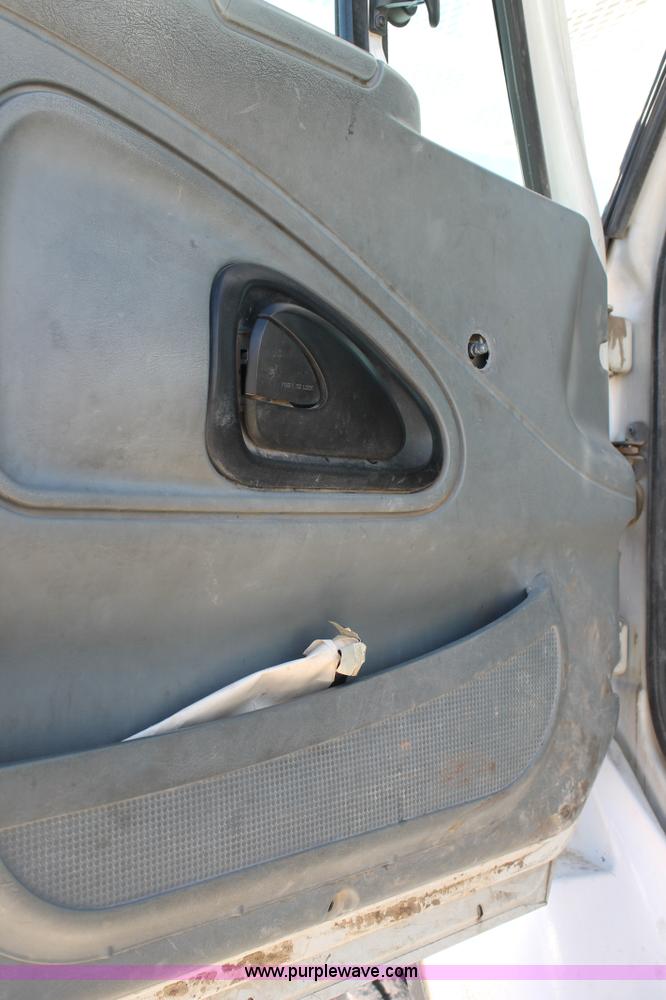 image for item J1318 2002 International 7400 bucket truck