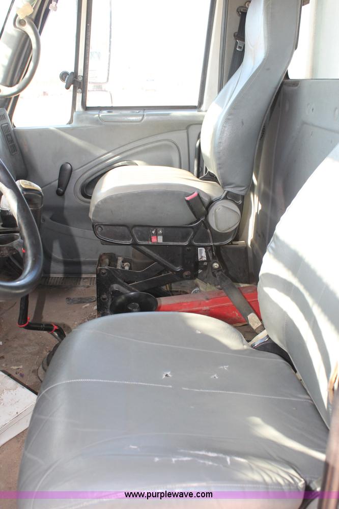 image for item J1318 2002 International 7400 bucket truck