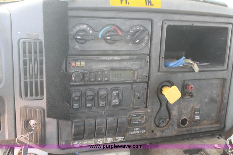 image for item J1318 2002 International 7400 bucket truck