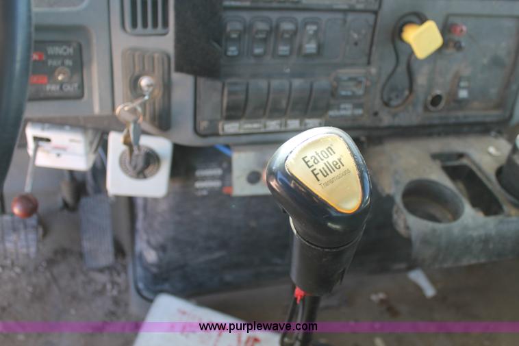 image for item J1318 2002 International 7400 bucket truck