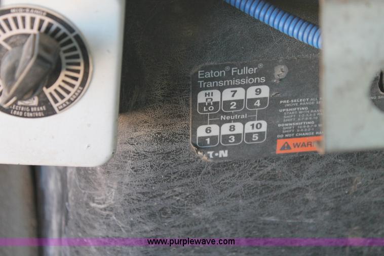 image for item J1318 2002 International 7400 bucket truck