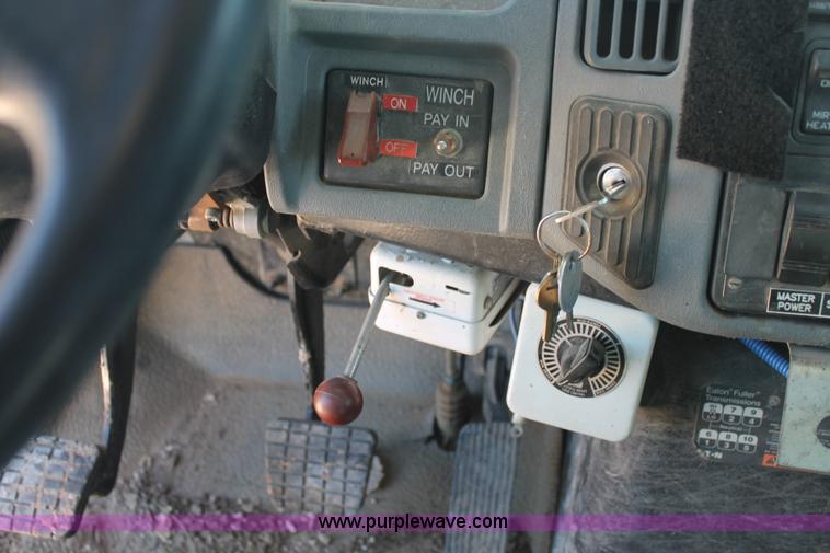 image for item J1318 2002 International 7400 bucket truck