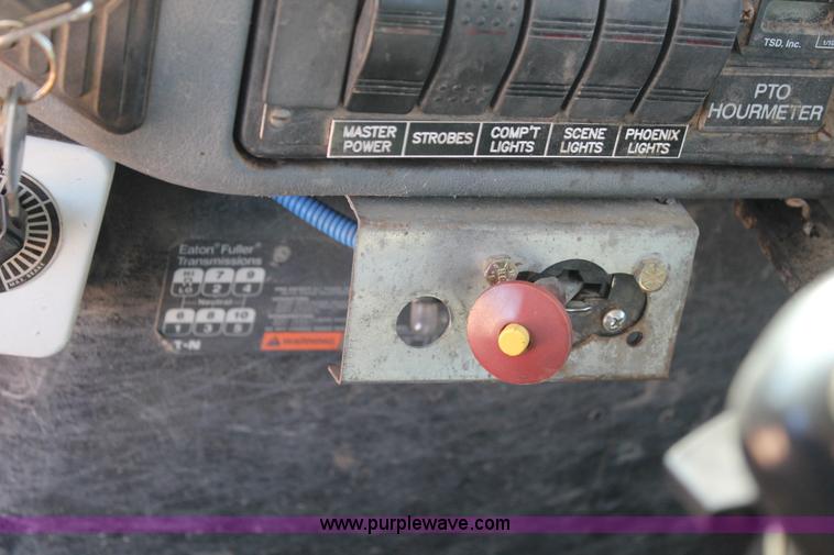 image for item J1318 2002 International 7400 bucket truck