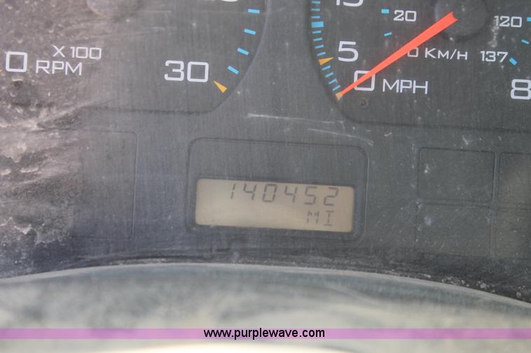 image for item J1318 2002 International 7400 bucket truck