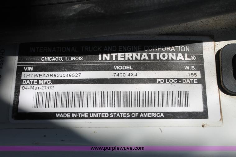 image for item J1318 2002 International 7400 bucket truck