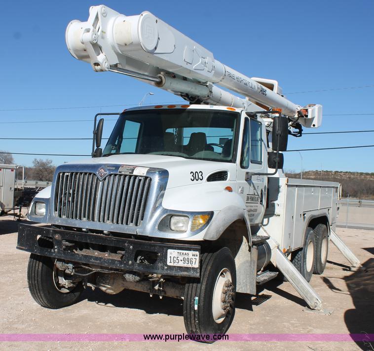 image for item J1319 2006 International 7300 bucket truck