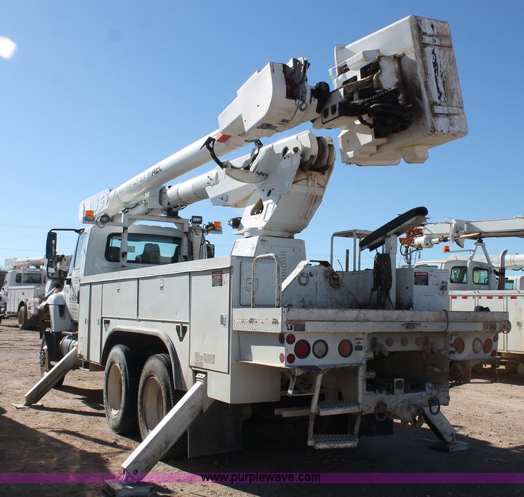 image for item J1319 2006 International 7300 bucket truck