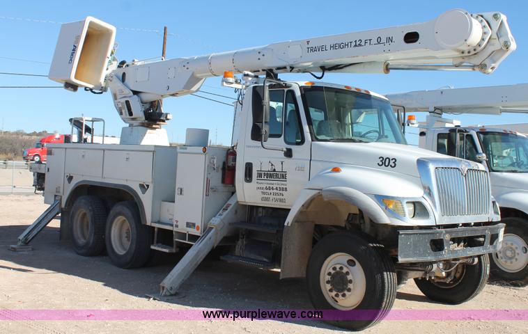 image for item J1319 2006 International 7300 bucket truck