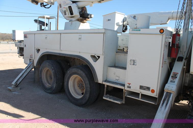 image for item J1319 2006 International 7300 bucket truck