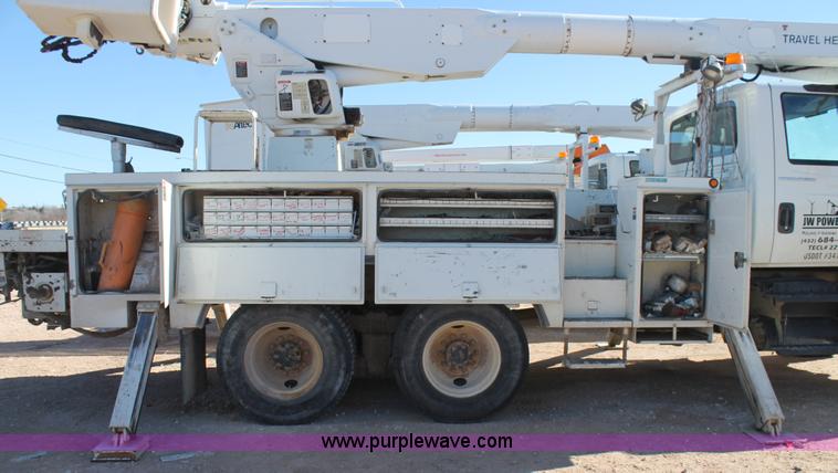 image for item J1319 2006 International 7300 bucket truck