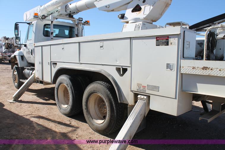 image for item J1319 2006 International 7300 bucket truck