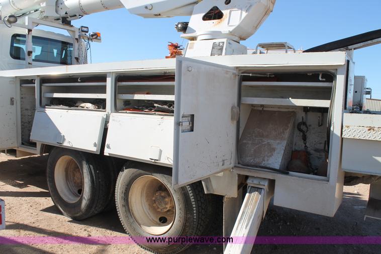 image for item J1319 2006 International 7300 bucket truck