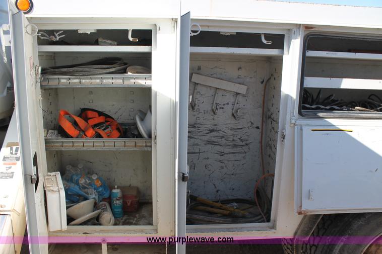 image for item J1319 2006 International 7300 bucket truck