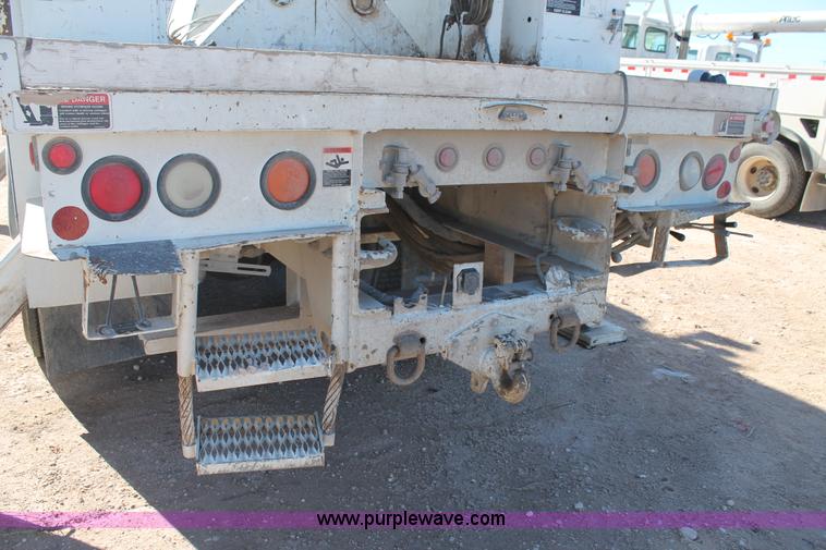 image for item J1319 2006 International 7300 bucket truck