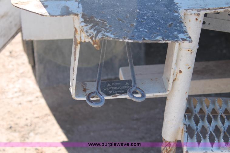 image for item J1319 2006 International 7300 bucket truck