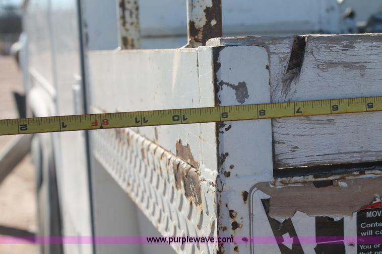 image for item J1319 2006 International 7300 bucket truck