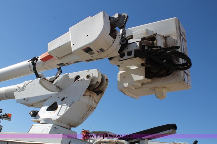 image for item J1319 2006 International 7300 bucket truck