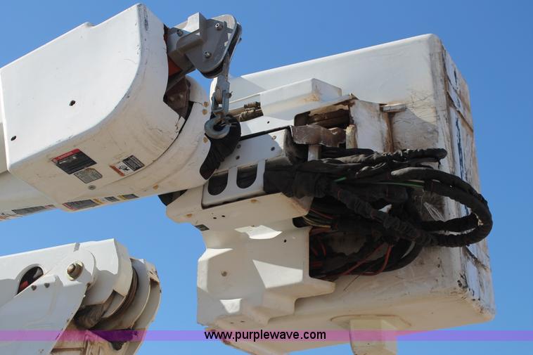 image for item J1319 2006 International 7300 bucket truck