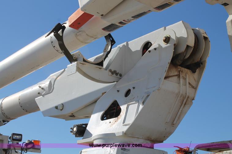 image for item J1319 2006 International 7300 bucket truck