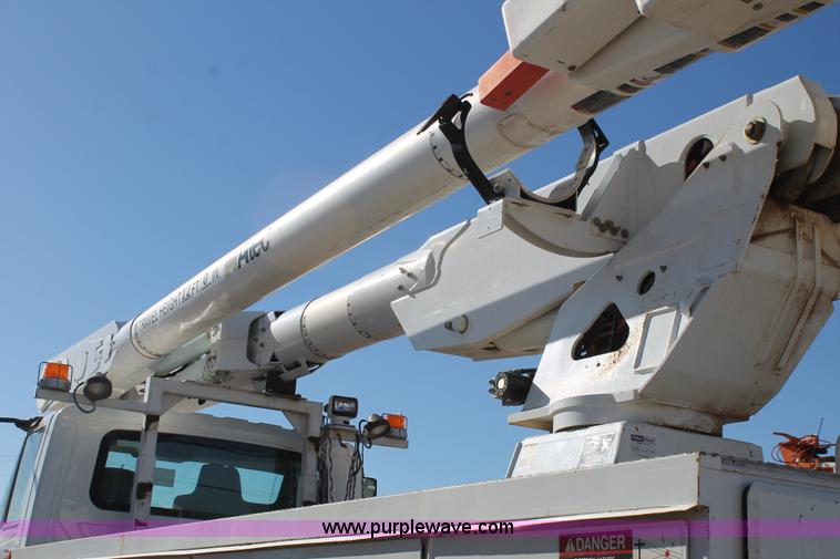 image for item J1319 2006 International 7300 bucket truck