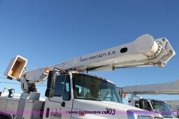 image for item J1319 2006 International 7300 bucket truck