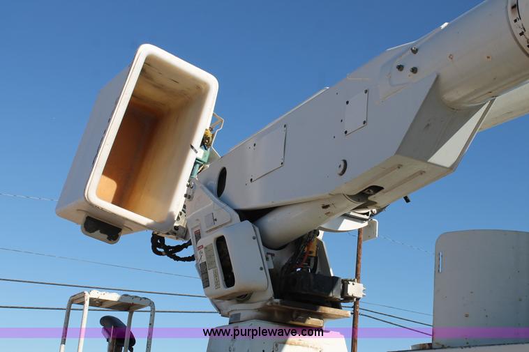 image for item J1319 2006 International 7300 bucket truck