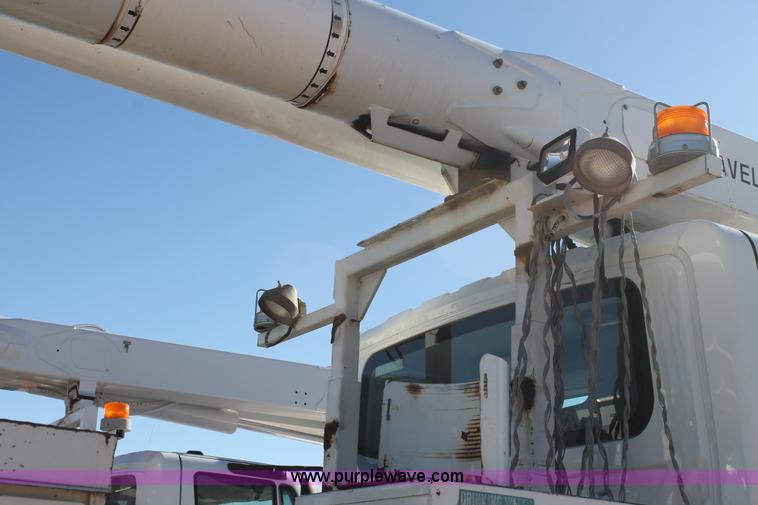 image for item J1319 2006 International 7300 bucket truck