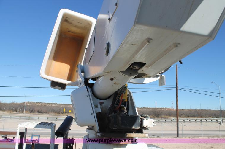 image for item J1319 2006 International 7300 bucket truck