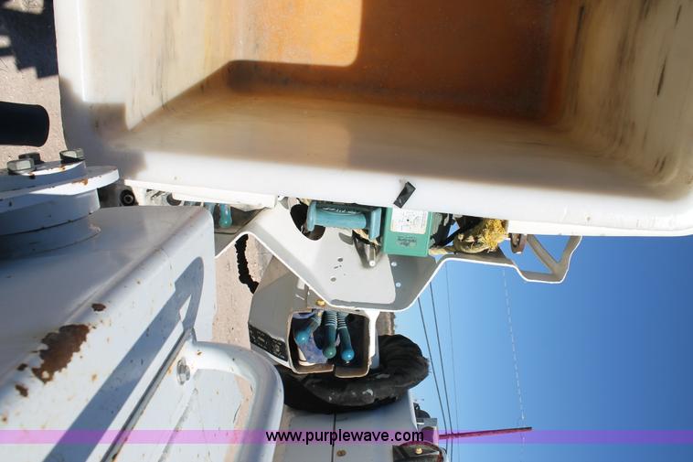 image for item J1319 2006 International 7300 bucket truck