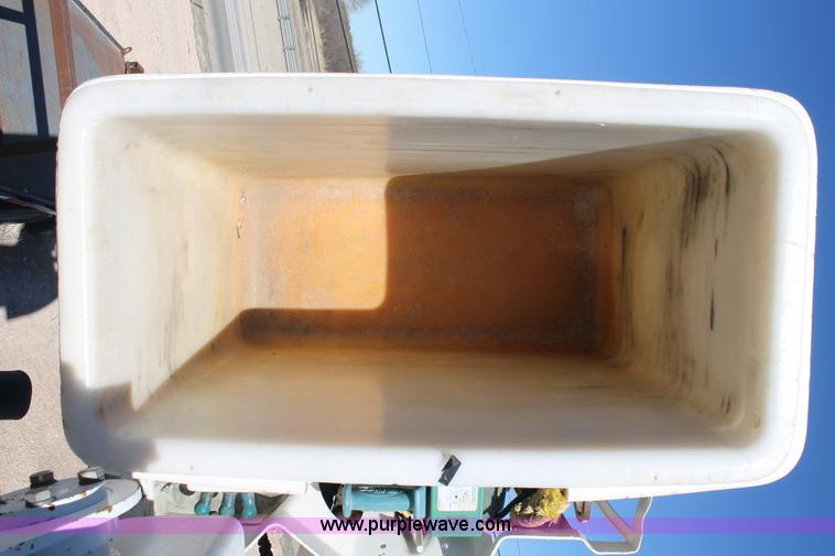 image for item J1319 2006 International 7300 bucket truck