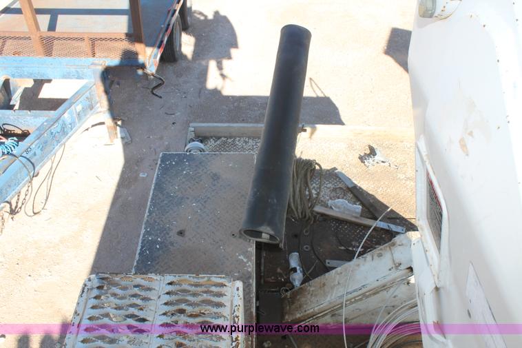 image for item J1319 2006 International 7300 bucket truck