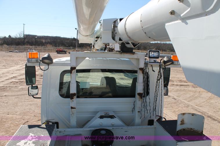 image for item J1319 2006 International 7300 bucket truck