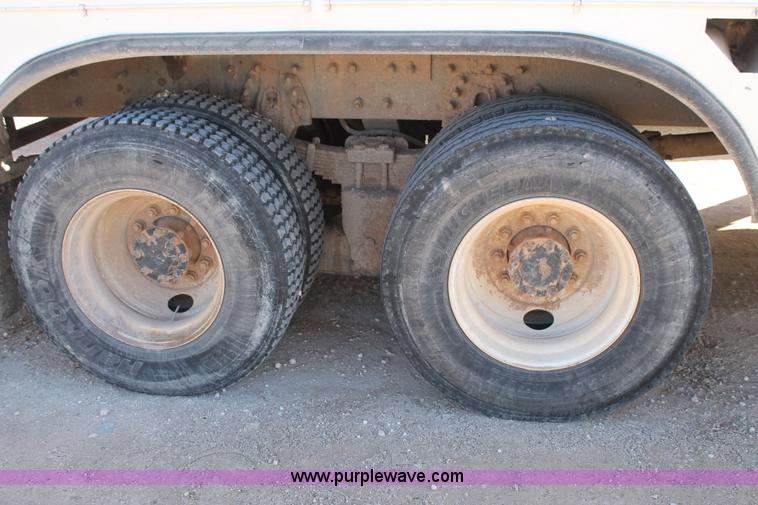 image for item J1319 2006 International 7300 bucket truck