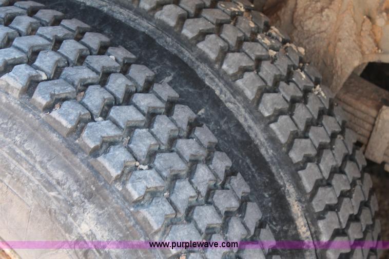 image for item J1319 2006 International 7300 bucket truck