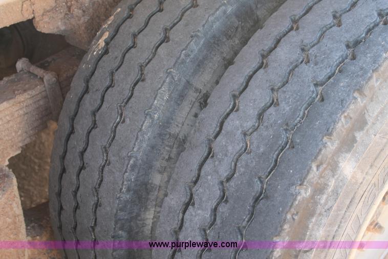 image for item J1319 2006 International 7300 bucket truck