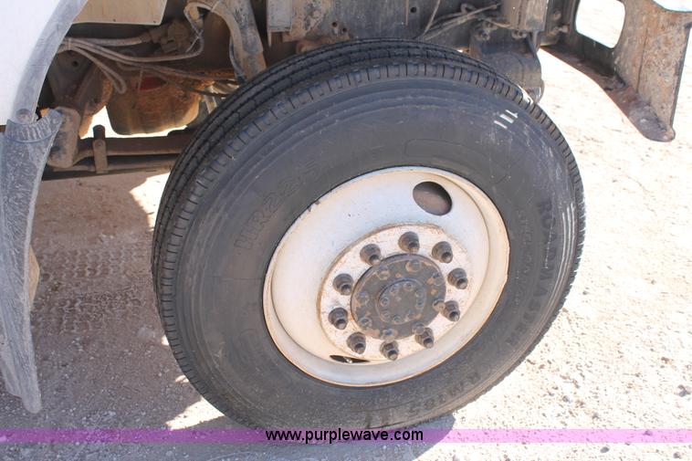 image for item J1319 2006 International 7300 bucket truck