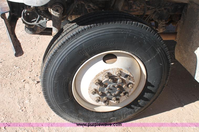 image for item J1319 2006 International 7300 bucket truck