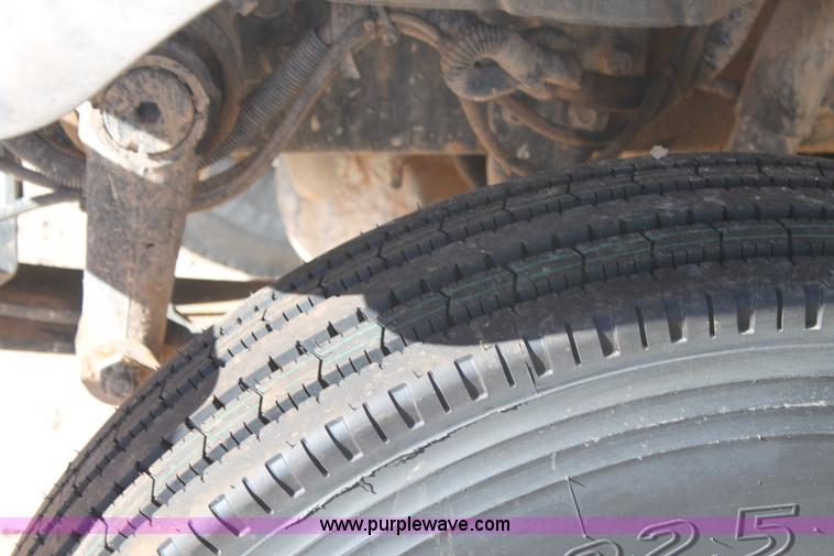 image for item J1319 2006 International 7300 bucket truck